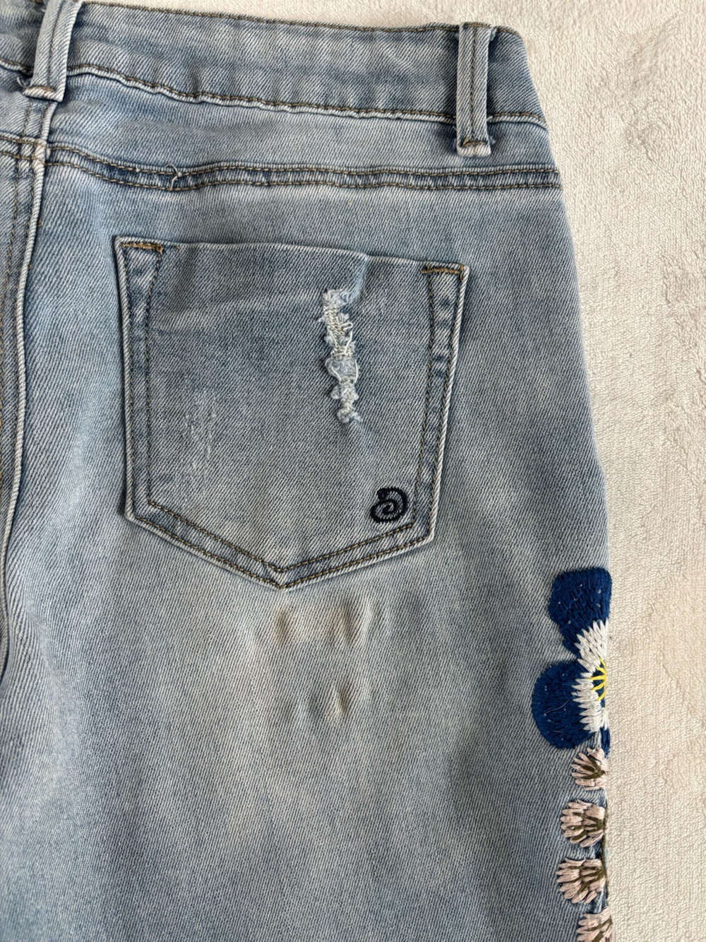 Indigo Rein Floral Boho Embroidered Cropped Ankle Jeans Size 9 Distressed Denim - Picture 14 of 15